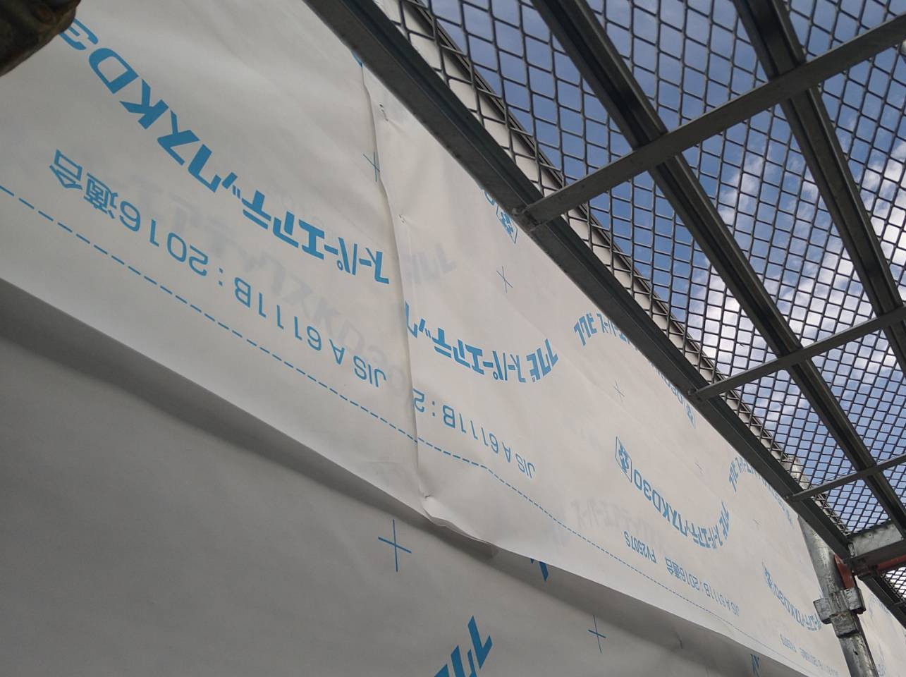 ベランダ外壁の下地調整と透湿防水シートの施工